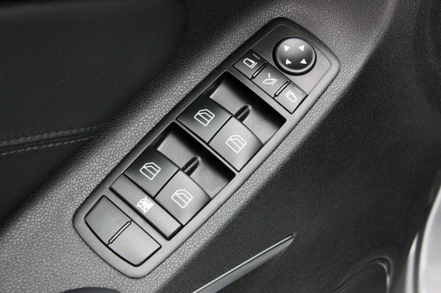  Mercedes-Benz ML63 AMG 2011 года  (фото 11 из 81)
